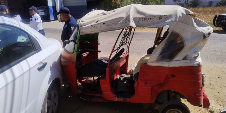 El incidente involucró tres vehículos: una camioneta, una motocicleta tipo mototaxi y un automóvil.