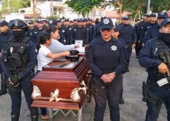 Foto: redes sociales // El miércoles rindieron homenaje de cuerpo presente a los policías abatidos por delincuentes en Tuxtepec.
