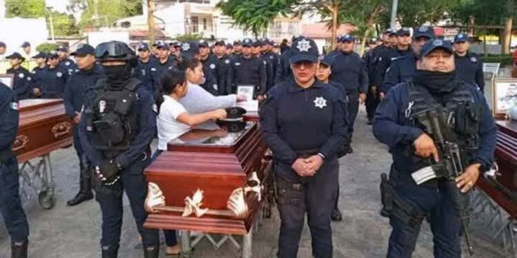 Foto: redes sociales // El miércoles rindieron homenaje de cuerpo presente a los policías abatidos por delincuentes en Tuxtepec.