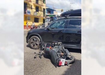 El motociclista quedó tendido sobre la carpeta asfáltica.
