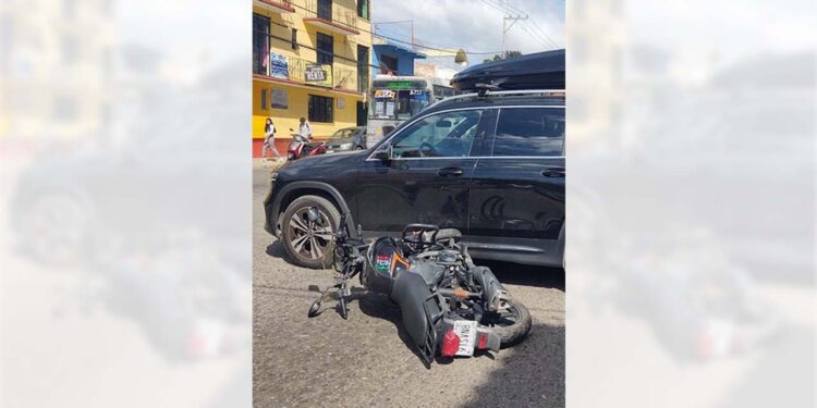 El motociclista quedó tendido sobre la carpeta asfáltica.