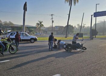 El motociclista perdió el control derrapando y quedando tendido en la cinta asfáltica.