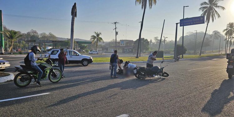 El motociclista perdió el control derrapando y quedando tendido en la cinta asfáltica.