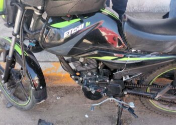 El motociclista resultó herido, pero no de gravedad.