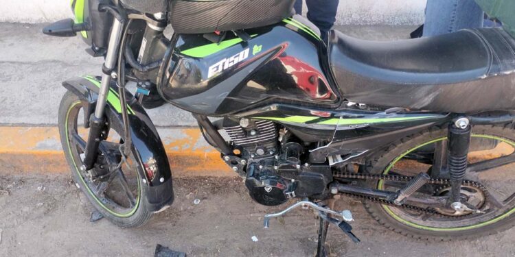 El motociclista resultó herido, pero no de gravedad.