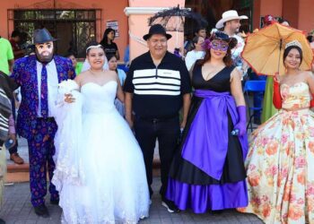 El parque municipal fue el recinto donde se recibió a la comparsa Copala y la comparsa de Las mascaritas.