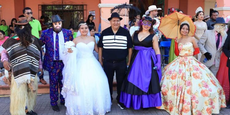 El parque municipal fue el recinto donde se recibió a la comparsa Copala y la comparsa de Las mascaritas.