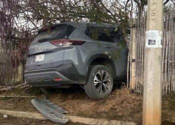 El responsable del accidente dejó embancada su camioneta tras chocar contra un domicilio.