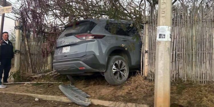 El responsable del accidente dejó embancada su camioneta tras chocar contra un domicilio.
