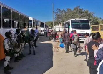 Foto: redes sociales // En Veracruz detuvieron a 20 choferes y cobradores de la empresa Autotransportes Istmeños por trasladar a migrantes.