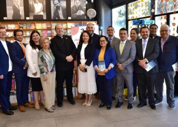 Fotos: Rubén Morales // En compañía de rectores, docentes, amigos y otros clérigos, Cipriano Sánchez compartió este volumen.