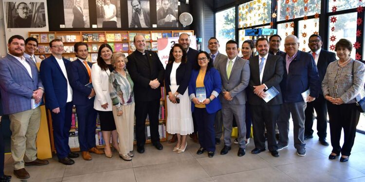 Fotos: Rubén Morales // En compañía de rectores, docentes, amigos y otros clérigos, Cipriano Sánchez compartió este volumen.