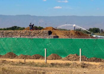 Foto: Ivonne Mateo // En el predio destinado a depositar desechos siguen los trabajos y el movimiento de tierras.