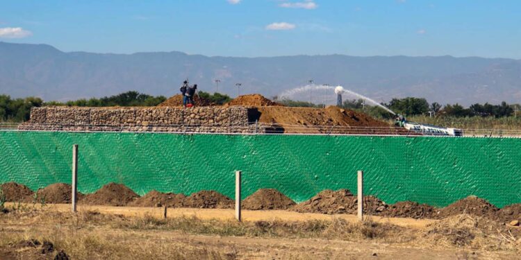 Foto: Ivonne Mateo // En el predio destinado a depositar desechos siguen los trabajos y el movimiento de tierras.