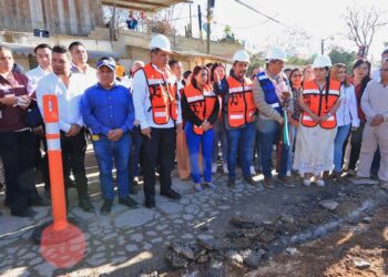 Foto: Adrián Gaytán // En una de las tantas calles destrozadas en Santa Lucía inició el programa de bacheo y reencarpetamiento.