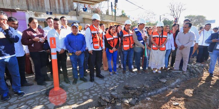 Foto: Adrián Gaytán // En una de las tantas calles destrozadas en Santa Lucía inició el programa de bacheo y reencarpetamiento.