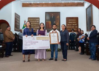 Foto: Gobierno de Oaxaca de Juárez // Entrega del premio municipal del deporte en la administración previa por el Instituto Municipal del Deporte de Oaxaca de Juárez.