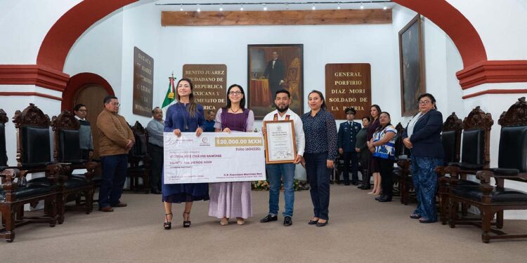 Foto: Gobierno de Oaxaca de Juárez // Entrega del premio municipal del deporte en la administración previa por el Instituto Municipal del Deporte de Oaxaca de Juárez.