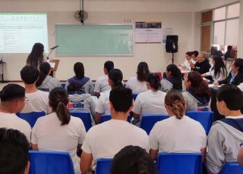 Foto: Gobierno de Oaxaca // Estudiantes de medicina atentos a la distribución de espacios para práctica de campos clínicos.