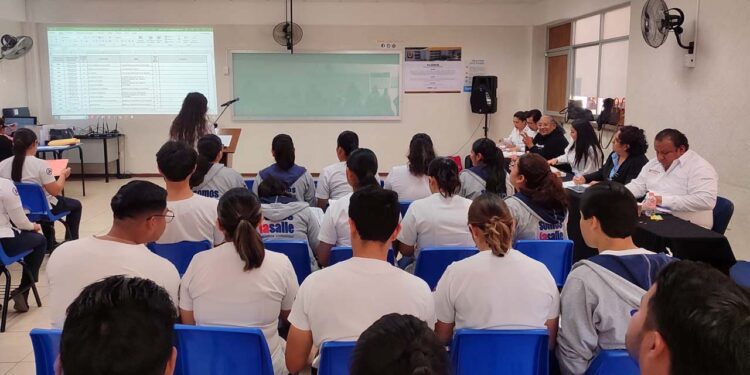Foto: Gobierno de Oaxaca // Estudiantes de medicina atentos a la distribución de espacios para práctica de campos clínicos.