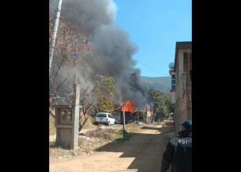 VIDEO | Fuego arrasa con vivienda en San Antonio de La Cal