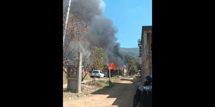 VIDEO | Fuego arrasa con vivienda en San Antonio de La Cal