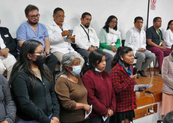 Foto: Luis Alberto Cruz // Familiares de pacientes denuncian las deficiencias y carencias en el Hospital Civil.