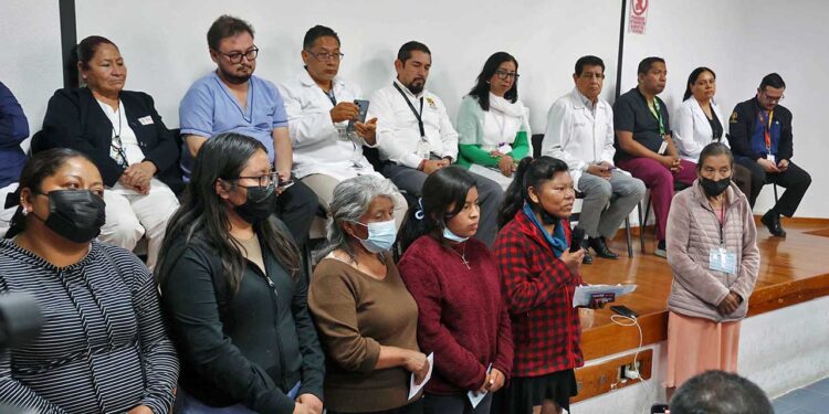 Foto: Luis Alberto Cruz // Familiares de pacientes denuncian las deficiencias y carencias en el Hospital Civil.