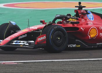 Lewis Hamilton ya viste de escarlata
