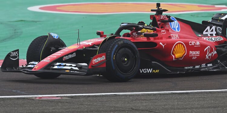 Lewis Hamilton ya viste de escarlata