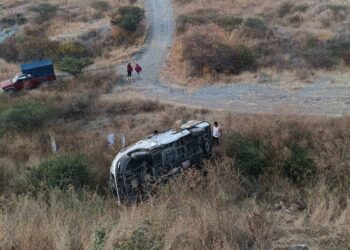 Vuelca camioneta de pasajeros