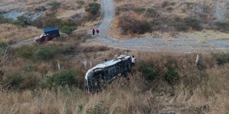 Vuelca camioneta de pasajeros