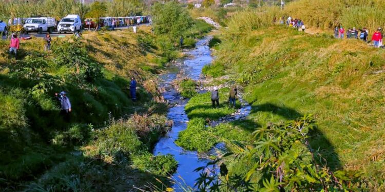 Iniciaron con un mega tequio para sanear el río Atoyac.