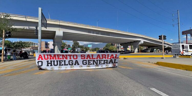Foto: Álvaro Cuitláhuac López // Integrantes del STEUABJO continúan con sus movilizaciones.