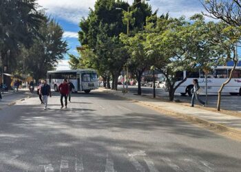 Foto: Álvaro Cuitláhuac López // Integrantes del STEUABJO bloquean Avenida Universidad y el crucero de Cinco Señores.