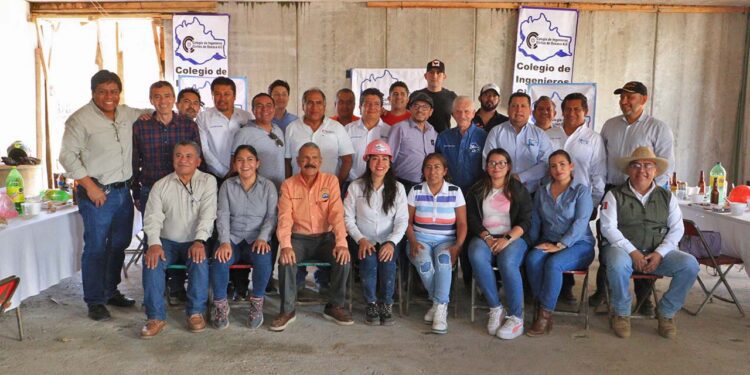 Fotos: Adrián Gaytán // Integrantes del Colegio de Ingenieros Civiles de Oaxaca que encabeza Karina Mariana Melchor Mendoza.