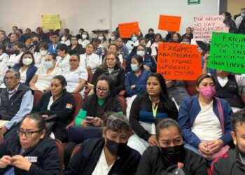 Cartulinas que portaban trabajadores enumeran las carencias en el hospital.