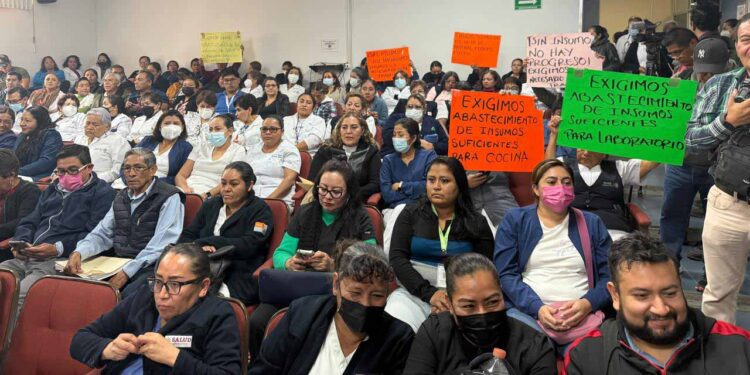 Cartulinas que portaban trabajadores enumeran las carencias en el hospital.