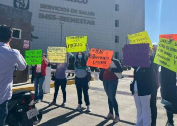Foto: Yadira Sosa // Trabajadores de Salud protestan frente a las oficinas de la Coordinación Estatal del IMSS Bienestar.