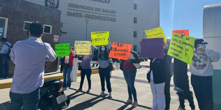 Foto: Yadira Sosa // Trabajadores de Salud protestan frente a las oficinas de la Coordinación Estatal del IMSS Bienestar.