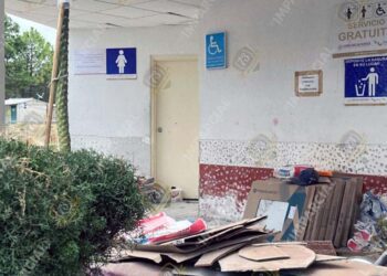 Fotos: cortesía // La caseta de cobro en Suchixtlahuaca, es un basurero; los sanitarios están cerrados por obras de remodelación, indica el aviso.