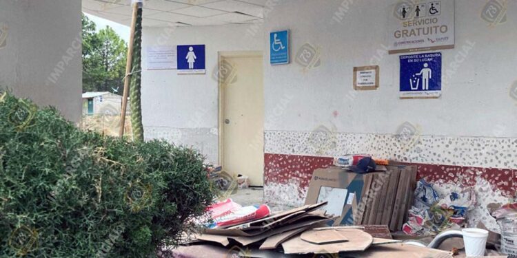 Fotos: cortesía // La caseta de cobro en Suchixtlahuaca, es un basurero; los sanitarios están cerrados por obras de remodelación, indica el aviso.