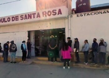 Foto: Luis Alberto Cruz // La molestia en este Módulo de Santa Rosa surgió por la formación de una sola fila para las personas con cita y sin cita.