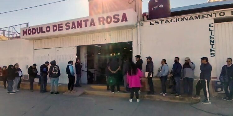 Foto: Luis Alberto Cruz // La molestia en este Módulo de Santa Rosa surgió por la formación de una sola fila para las personas con cita y sin cita.