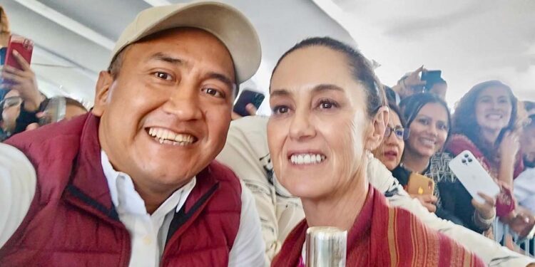 La presidenta Claudia Sheinbaum Pardo, y el senador Antonino Morales Toledo, presidente de la Comisión Especial de Seguimiento e Impulso al Corredor Interoceánico del Istmo de Tehuantepec.