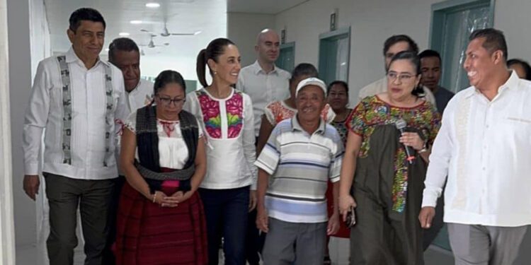 Recorren Sheinbaum y Jara nueva unidad de Salud IMSS-BIENESTAR de Mitla