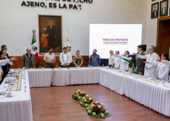 Foto: cortesía // La toma de protesta del Cuerpo de Gobierno Transitorio - Docente del Hospital Civil fue encabezada por el Gobernador Salomón Jara Cruz y el director general del IMSS BIENESTAR, Alejandro Svarch Pérez.