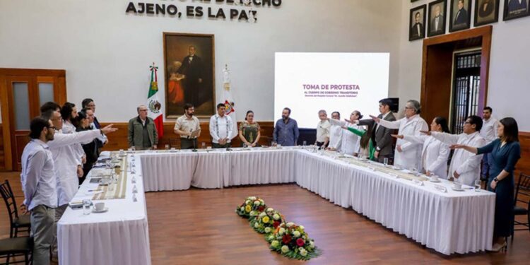 Foto: cortesía // La toma de protesta del Cuerpo de Gobierno Transitorio - Docente del Hospital Civil fue encabezada por el Gobernador Salomón Jara Cruz y el director general del IMSS BIENESTAR, Alejandro Svarch Pérez.