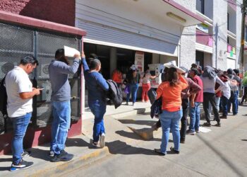 Foto: Adrián Gaytán // Largas filas en Semovi para pagar la Tenencia 2025 y reemplacamiento.