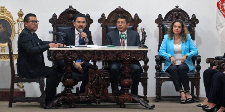 Foto: Adrián Gaytán // Llama Raymundo Chagoya al trabajo unido.